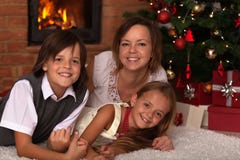 Het gelukkige portret van de Kerstmisfamilie royalty-vrije stock foto's Het gelukkige portret van de Kerstmisfamilie royalty-vrije stock foto's
