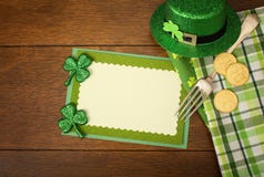 Het gelukkige St Patricks Dagmenu of nodigt Kaart met Klavers, Hoed, Lucky Coins, Servetten en vork vanaf top down mening met leg Stock Foto Het gelukkige St Patricks Dagmenu of nodigt Kaart met Klavers, Hoed, Lucky Coins, Servetten en vork vanaf top down mening met leg Stock Foto