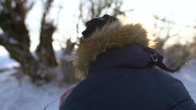 Het gelukkige vader spelen met zijn zoon die omhoog werpen Het kind is gelukkig en glimlacht warm Mooie de winterdag De zon stock video Het gelukkige vader spelen met zijn zoon die omhoog werpen Het kind is gelukkig en glimlacht warm Mooie de winterdag De zon stock video