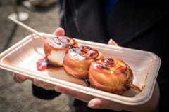 Het geroosterde zoete dessert ‚dango ‚van Japan met zoete en zoute saus stock foto Het geroosterde zoete dessert ‚dango ‚van Japan met zoete en zoute saus stock foto