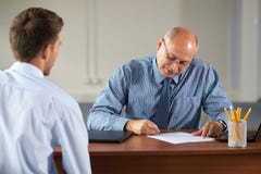 Het gesprek van de baan, hogere manager en jonge leerling
