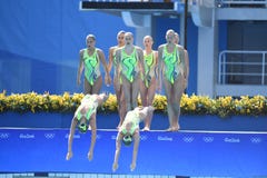Het gesynchroniseerde zwemmen van in de Olympische spelen royalty-vrije stock afbeeldingen Het gesynchroniseerde zwemmen van in de Olympische spelen royalty-vrije stock afbeeldingen