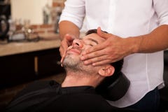 Het geven van een gezichtsmassage royalty-vrije stock foto's Het geven van een gezichtsmassage royalty-vrije stock foto's