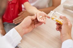 Het geven van Vitaminen aan Patiënt stock fotografie Het geven van Vitaminen aan Patiënt stock fotografie