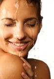 Het gezicht van de vrouw met waterdaling stock afbeelding Het gezicht van de vrouw met waterdaling stock afbeelding