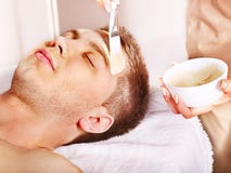 Het gezichtsmasker van de klei in beauty spa. royalty-vrije stock fotografie Het gezichtsmasker van de klei in beauty spa. royalty-vrije stock fotografie