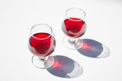 Het gieten van Rode Wijn in een Glas stock foto's Het gieten van Rode Wijn in een Glas stock foto's