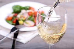 Het gieten van witte wijn in glas royalty-vrije stock afbeeldingen Het gieten van witte wijn in glas royalty-vrije stock afbeeldingen
