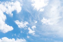 Het glanzen op blauwe hemel met wolken en licht van de zon stock fotografie Het glanzen op blauwe hemel met wolken en licht van de zon stock fotografie
