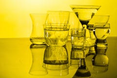 Het glas glanste met gekleurd licht op een lichte achtergrond stock afbeelding Het glas glanste met gekleurd licht op een lichte achtergrond stock afbeelding