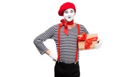 het glimlachen bootst holding huidige doos en het bekijken camera na royalty-vrije stock afbeelding het glimlachen bootst holding huidige doos en het bekijken camera na royalty-vrije stock afbeelding