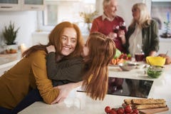Het glimlachen vrouw het spelen met dochter in keuken royalty-vrije stock afbeelding Het glimlachen vrouw het spelen met dochter in keuken royalty-vrije stock afbeelding