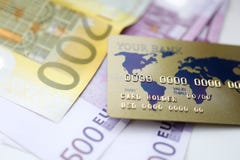 Het gouden plastic krediet rard met euro contant geld ligt royalty-vrije stock afbeelding Het gouden plastic krediet rard met euro contant geld ligt royalty-vrije stock afbeelding