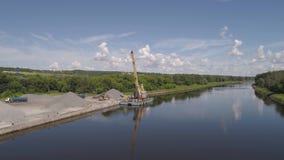 Het graafwerktuig van de rivierkraan op aak Het graafwerktuig van de rivierkraan op aak