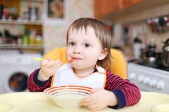 Het grappige baby eten Royalty-vrije Stock Foto's