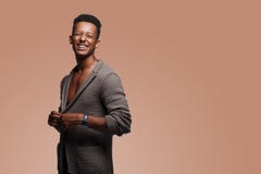 Het grappige gemengde rasmens stellende amuseren in cardigan, met naakt torso, schoot in studio, op een lichtbruine achtergrond stock foto's Het grappige gemengde rasmens stellende amuseren in cardigan, met naakt torso, schoot in studio, op een lichtbruine achtergrond stock foto's
