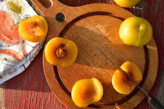 Het groenachtig gele hybride fruitkruis van pruim en abrikoos riep Pluots, apriums, apriplums, of plumcots Stock Foto Het groenachtig gele hybride fruitkruis van pruim en abrikoos riep Pluots, apriums, apriplums, of plumcots Stock Foto