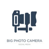 het grote pictogram van de fotocamera in in ontwerpstijl het grote die pictogram van de fotocamera op witte achtergrond wordt geï stock illustratie het grote pictogram van de fotocamera in in ontwerpstijl het grote die pictogram van de fotocamera op witte achtergrond wordt geï stock illustratie