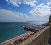 Het GROTE strand van Alicante stock foto Het GROTE strand van Alicante stock foto