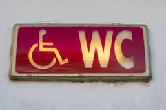 Het handicaptoilet verlichtte teken royalty-vrije stock foto Het handicaptoilet verlichtte teken royalty-vrije stock foto