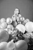 Het hebben van pret De partij van het ballonsthema Meisje tussen luchtballons De partij van de verjaardag De Dag van kinderen Onb stock afbeelding Het hebben van pret De partij van het ballonsthema Meisje tussen luchtballons De partij van de verjaardag De Dag van kinderen Onb stock afbeelding