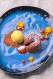 Het heerlijke zoete chocoladefondantje met fruit diende op blauwe plaat, productfotografie voor restaurant of patisserie royalty-vrije stock foto Het heerlijke zoete chocoladefondantje met fruit diende op blauwe plaat, productfotografie voor restaurant of patisserie royalty-vrije stock foto