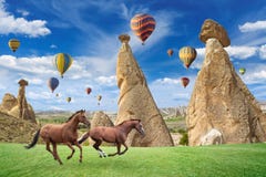 Het hete lucht ballooning en twee paarden die in Cappadocia, Turkije lopen royalty-vrije stock afbeeldingen Het hete lucht ballooning en twee paarden die in Cappadocia, Turkije lopen royalty-vrije stock afbeeldingen