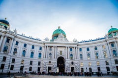Het Hofburg-gebouw met de blauwe hemel boven het stock foto Het Hofburg-gebouw met de blauwe hemel boven het stock foto