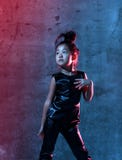 Het hoge Manier Aziatische modelmeisje in kleurrijke heldere kleurrijke neon uv-blauwe en purpere lichten maakt omhoog stock foto's Het hoge Manier Aziatische modelmeisje in kleurrijke heldere kleurrijke neon uv-blauwe en purpere lichten maakt omhoog stock foto's