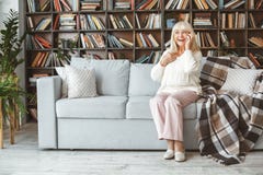 Het hogere vrolijke telefoongesprek van de het conceptenzitting van de vrouwen thuis pensionering royalty-vrije stock afbeeldingen Het hogere vrolijke telefoongesprek van de het conceptenzitting van de vrouwen thuis pensionering royalty-vrije stock afbeeldingen