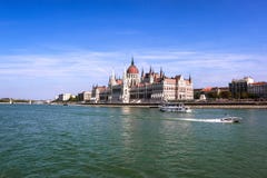 Het Hongaarse Parlementsgebouw langs de Rivier van Donau in Boedapest, de Hoofdstad van Hongarije royalty-vrije stock afbeelding Het Hongaarse Parlementsgebouw langs de Rivier van Donau in Boedapest, de Hoofdstad van Hongarije royalty-vrije stock afbeelding