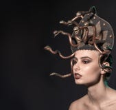 Het hoofddeksel van de meisjeskwal van gouden kleur op een zwarte achtergrond stock foto Het hoofddeksel van de meisjeskwal van gouden kleur op een zwarte achtergrond stock foto
