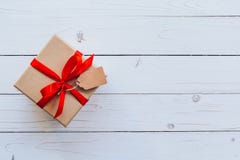 Het hoogste vakje van de meningsgift op houten lijstachtergrond met exemplaarruimte royalty-vrije stock afbeeldingen Het hoogste vakje van de meningsgift op houten lijstachtergrond met exemplaarruimte royalty-vrije stock afbeeldingen