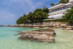Het hotel op het Nai Harn-strand in Phuket-eiland stock foto's Het hotel op het Nai Harn-strand in Phuket-eiland stock foto's
