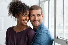 Het houdende van multi-etnische paar denken stock fotografie Het houdende van multi-etnische paar denken stock fotografie