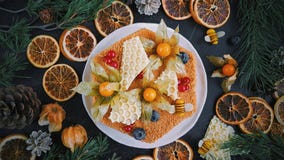 Het huis maakte honingscake, Hoogste mening over donkere achtergrond, het decor van het Nieuwjaar, Kerstmissinaasappelen en spart stock foto's Het huis maakte honingscake, Hoogste mening over donkere achtergrond, het decor van het Nieuwjaar, Kerstmissinaasappelen en spart stock foto's