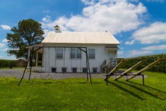 Het Huis van de Amishschool met schommeling en geschommel royalty-vrije stock fotografie Het Huis van de Amishschool met schommeling en geschommel royalty-vrije stock fotografie