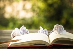 Het idee van het concept Open uitstekend boek met verfrommelde documenten bal en pe stock afbeeldingen Het idee van het concept Open uitstekend boek met verfrommelde documenten bal en pe stock afbeeldingen
