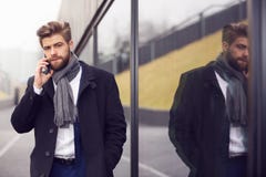 Het interessante Gesprek van de Telefoon royalty-vrije stock foto's Het interessante Gesprek van de Telefoon royalty-vrije stock foto's
