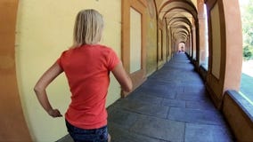 Het Italiaanse vrouw lopen Het Italiaanse vrouw lopen