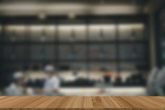 het Japanse binnenland van de restaurantkeuken de mannelijke chef-kok bereidt voedsel voor Bl stock afbeelding het Japanse binnenland van de restaurantkeuken de mannelijke chef-kok bereidt voedsel voor Bl stock afbeelding