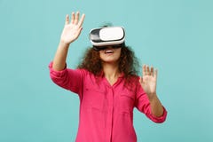 Het jonge Afrikaanse meisje kijken in hoofdtelefoon, aanraking iets als duw klikt op knoop, richtend op het drijvende virtuele sc royalty-vrije stock foto Het jonge Afrikaanse meisje kijken in hoofdtelefoon, aanraking iets als duw klikt op knoop, richtend op het drijvende virtuele sc royalty-vrije stock foto