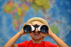 Het jonge geitje met verrekijkers ziet rond eruit Avontuur en reisconcept Creatieve achtergrond De jongen speelt in kapitein royalty-vrije stock foto's Het jonge geitje met verrekijkers ziet rond eruit Avontuur en reisconcept Creatieve achtergrond De jongen speelt in kapitein royalty-vrije stock foto's