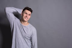 Het jonge knappe portret van de mensenstudio, jongensstijl royalty-vrije stock fotografie Het jonge knappe portret van de mensenstudio, jongensstijl royalty-vrije stock fotografie