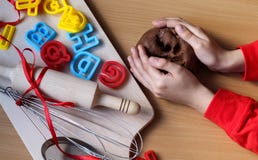 Het jonge meisje ` s overhandigt het kneden deeg Kokende traditionele Pasen-koekjes Pasen-voedselconcept royalty-vrije stock fotografie Het jonge meisje ` s overhandigt het kneden deeg Kokende traditionele Pasen-koekjes Pasen-voedselconcept royalty-vrije stock fotografie