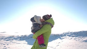 Het jonge moeder spelen met haar baby stock footage Het jonge moeder spelen met haar baby stock footage