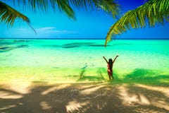 Het jonge mooie Aziatische meisje in bikini geniet de zomer van vakantie op tropisch paradijsstrand De zomervakantie en Levenssti royalty-vrije stock foto Het jonge mooie Aziatische meisje in bikini geniet de zomer van vakantie op tropisch paradijsstrand De zomervakantie en Levenssti royalty-vrije stock foto