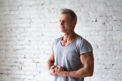 Het jonge sexy portret van de de atletenstudio van de mensenbodybuilder in zolder op de achtergrond van witte bakstenen muur Knap royalty-vrije stock afbeeldingen Het jonge sexy portret van de de atletenstudio van de mensenbodybuilder in zolder op de achtergrond van witte bakstenen muur Knap royalty-vrije stock afbeeldingen