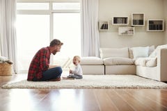 Het jonge vader en zoons spelen samen in hun woonkamer stock afbeeldingen Het jonge vader en zoons spelen samen in hun woonkamer stock afbeeldingen