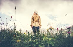Het jonge Vrouw het lopen alleen concept van de Reislevensstijl stock afbeelding Het jonge Vrouw het lopen alleen concept van de Reislevensstijl stock afbeelding